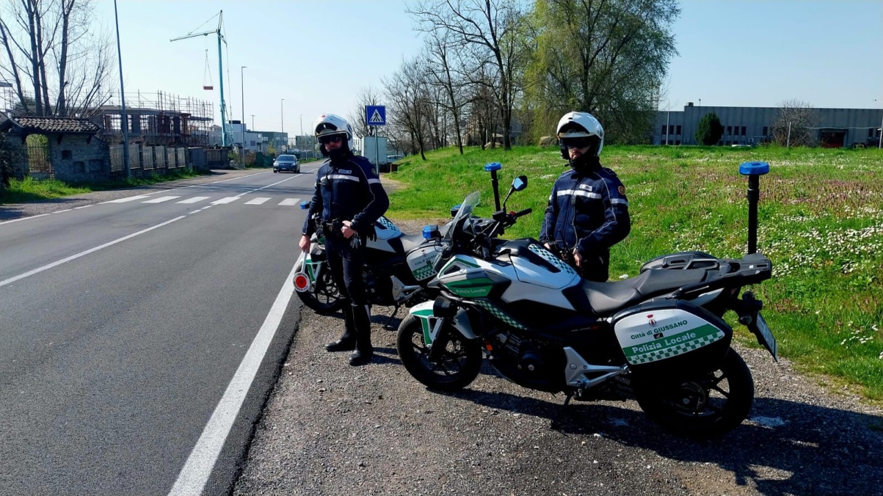 Fermata alla guida con cellulare: multa e denuncia per una donna di Carate