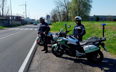 Fermata alla guida con cellulare: multa e denuncia per una donna di Carate