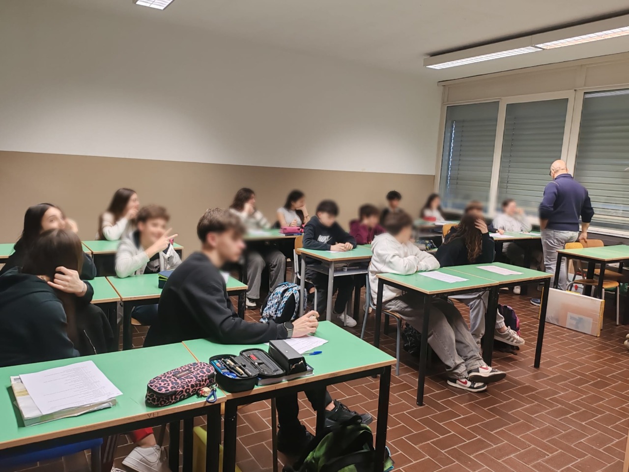 I volontari di 2NOVE9 dialogano con gli studenti