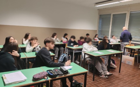 I volontari di 2NOVE9 dialogano con gli studenti