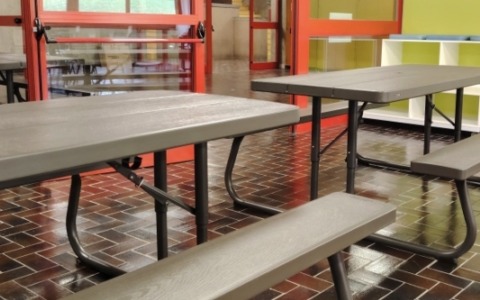 In memoria della professoressa Aurora Speranza, nuovi banchi e tavoli da esterno a Paina
