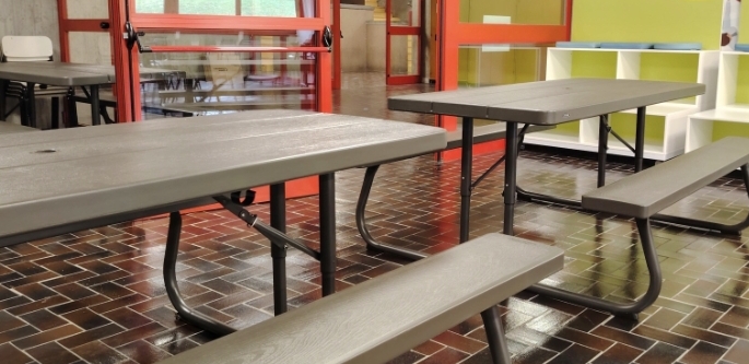 In memoria della professoressa Aurora Speranza, nuovi banchi e tavoli da esterno a Paina