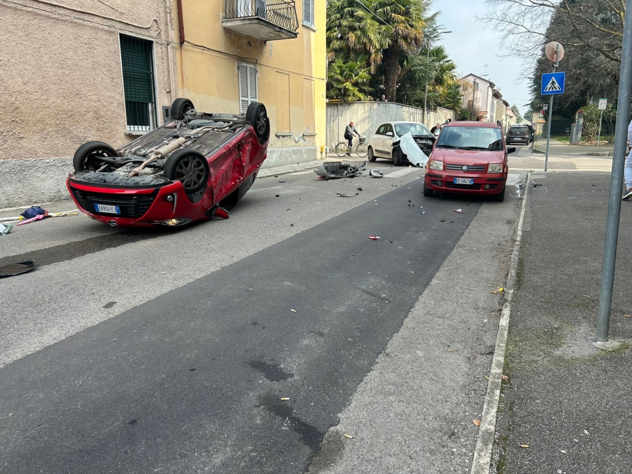 Incidente all’incrocio, un’auto si rovescia