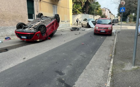 Incidente all’incrocio, un’auto si rovescia