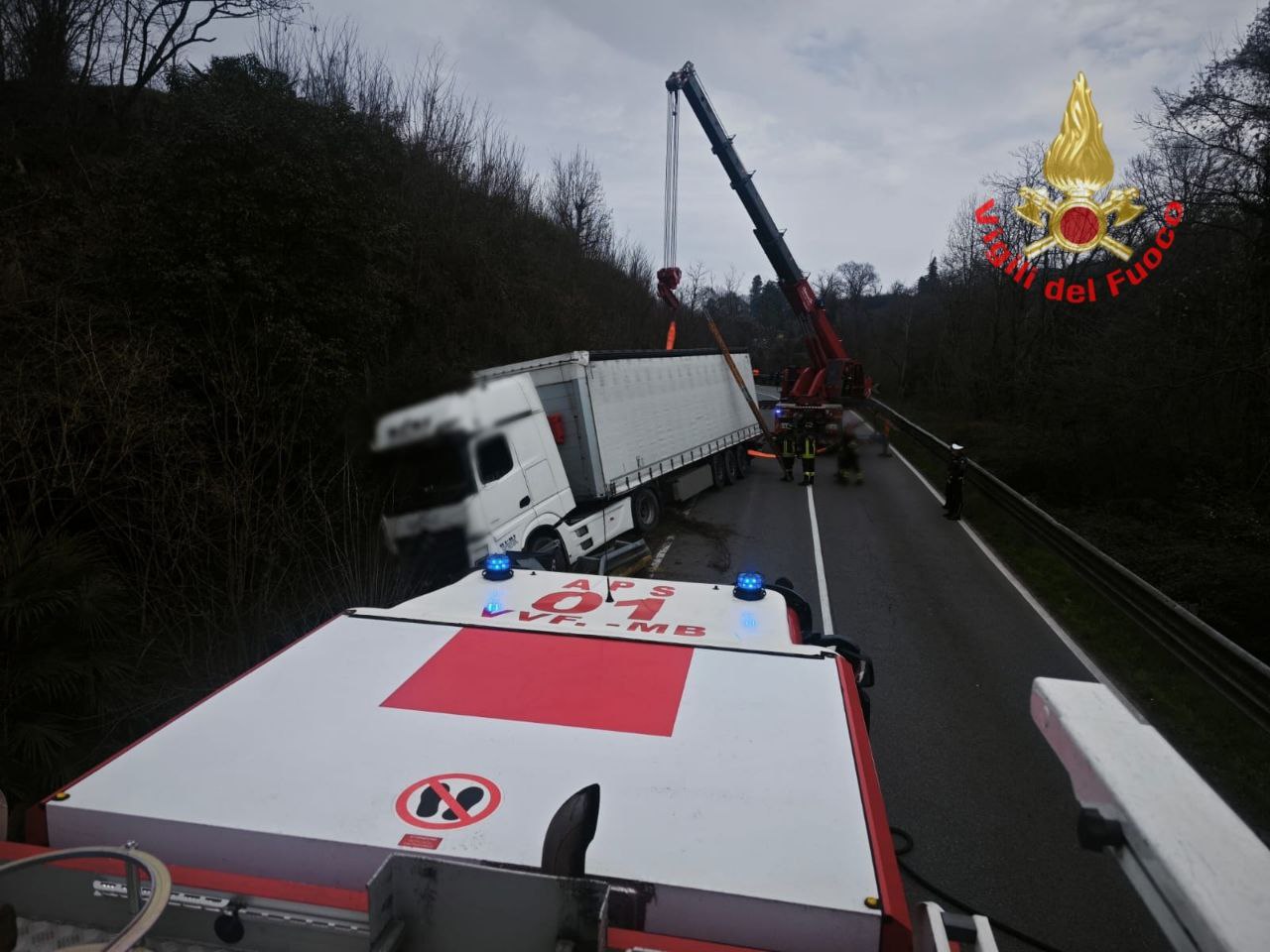 Un mezzo pesante esce di strada a Carate Brianza