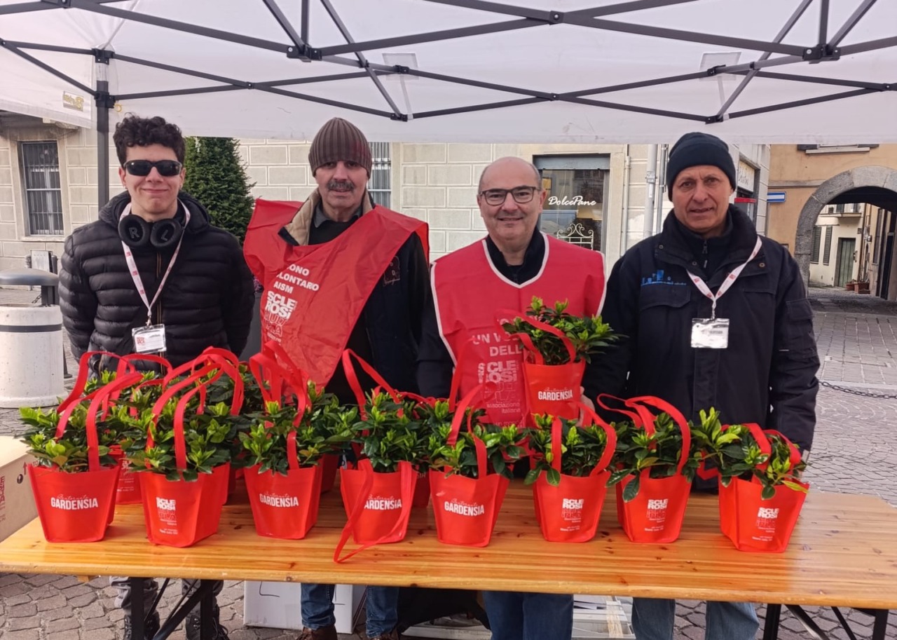 Volontari in piazza con gardenie per la ricerca sulla sclerosi multipla