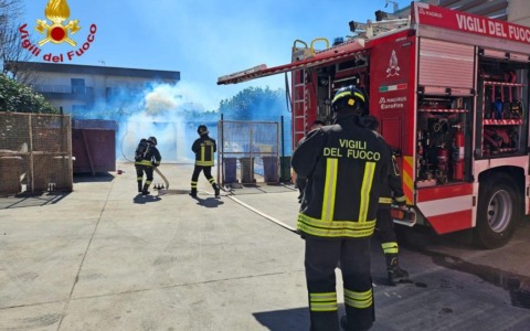 Incendio coinvolge un compattatore di rifiuti a Giussano