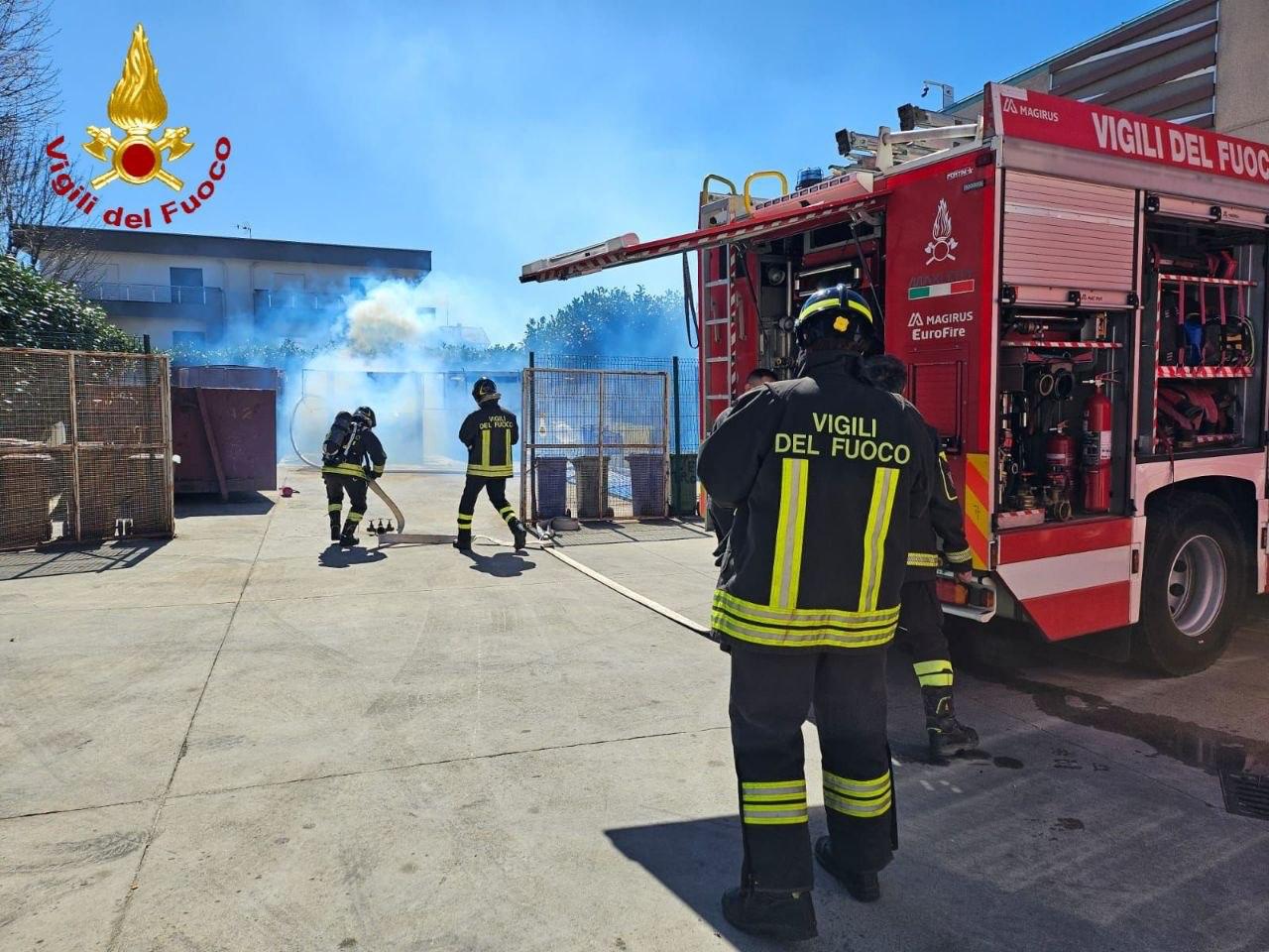 Incendio coinvolge un compattatore di rifiuti a Giussano