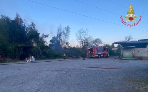 Incendio di sterpaglie a Cascina Guidino