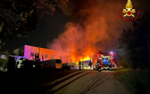 Incendio vicino a un capannone, distrutte diverse auto