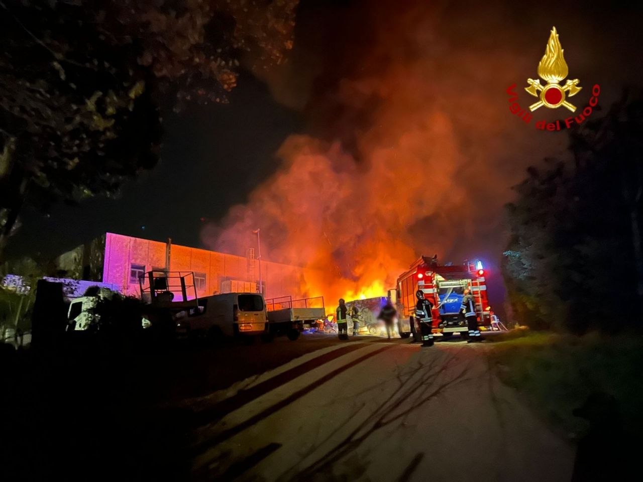 Incendio vicino a un capannone, distrutte diverse auto
