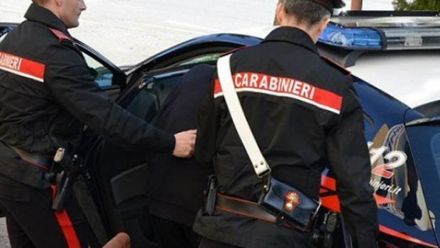 Denunciato un egiziano senza permesso di soggiorno in un salone di Carate Brianza