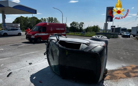 Incidente stradale: auto ribaltata e incendio in una stazione di servizio