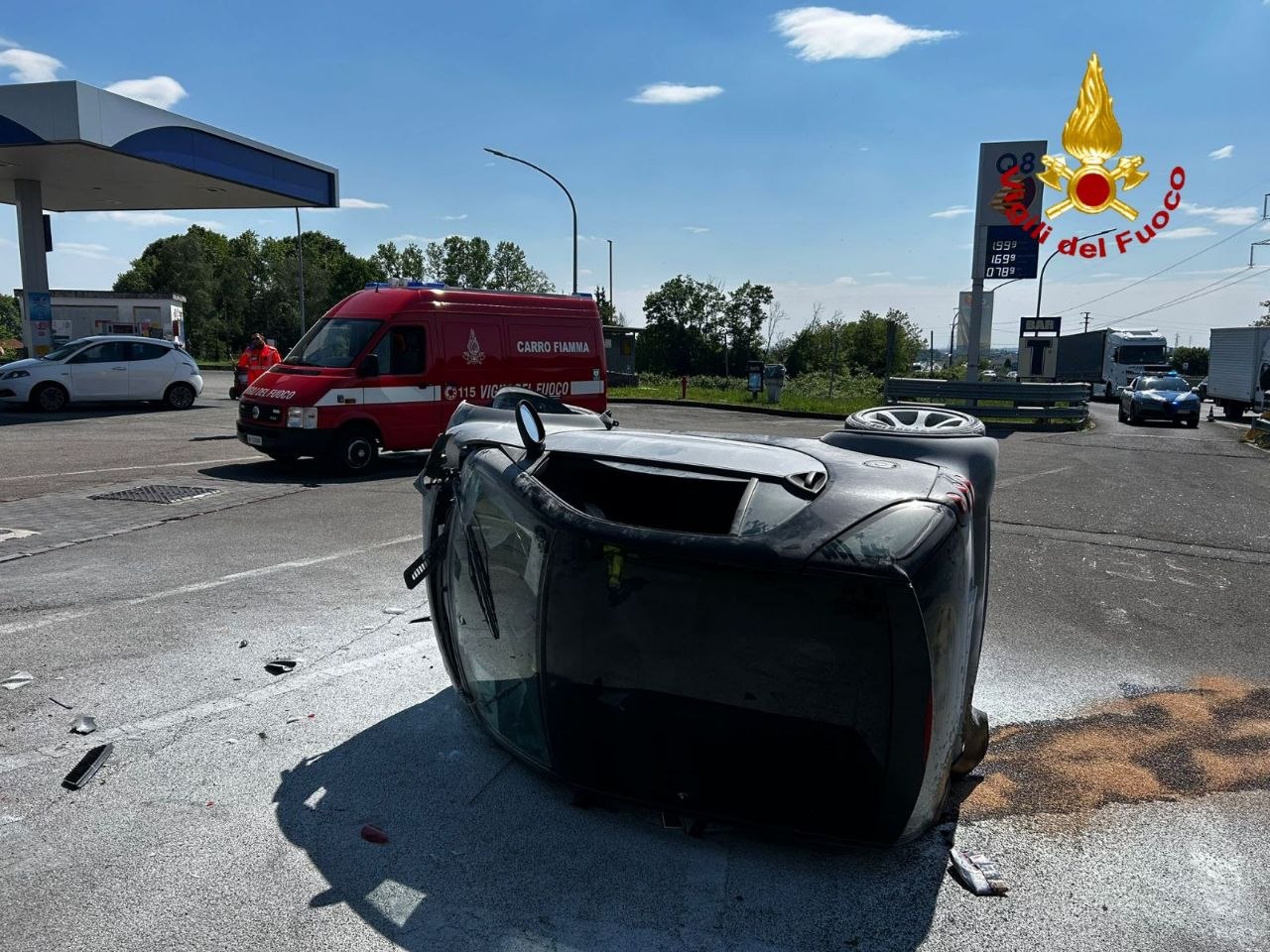 Incidente stradale: auto ribaltata e incendio in una stazione di servizio
