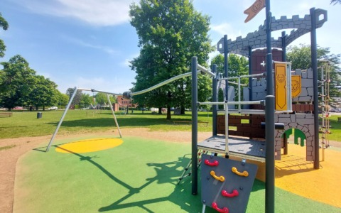 Rinnovati i giochi nel Parco Green e nei giardini di via Leopardi a Birone