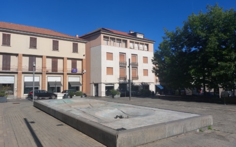 La fontana di piazza San Giacomo si trasforma in fioriera