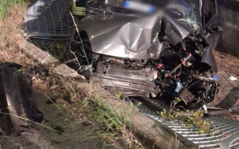 Un giovane di 19 anni esce di strada e termina in un centro commerciale