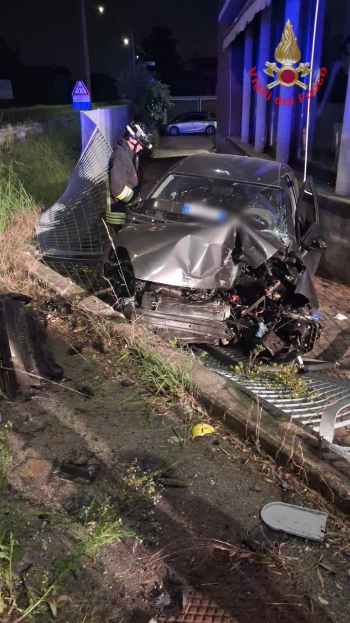 Un giovane di 19 anni esce di strada e termina in un centro commerciale