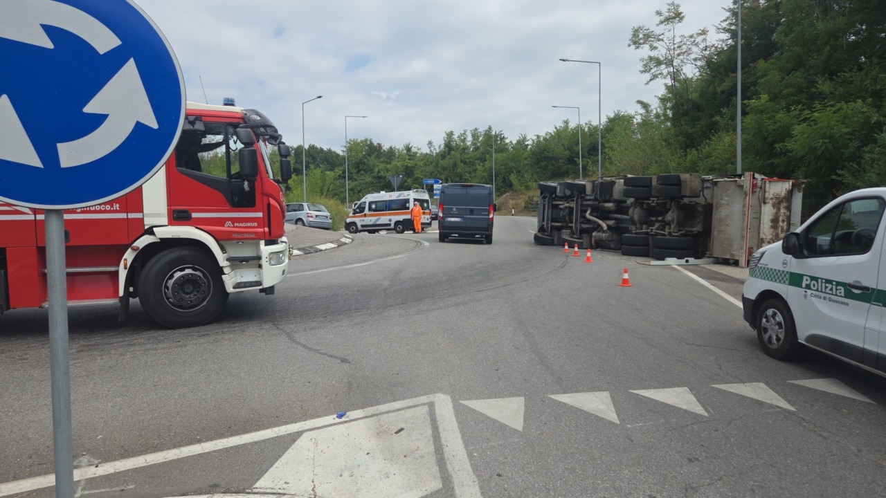Camion della spazzatura si rovescia sulla Sp102 vicino a Briosco