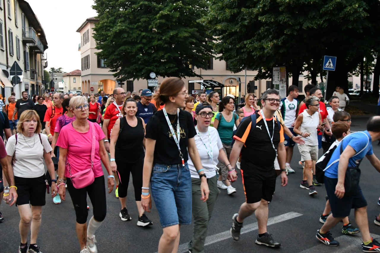 La Camminata di luna piena attrae 1.380 partecipanti