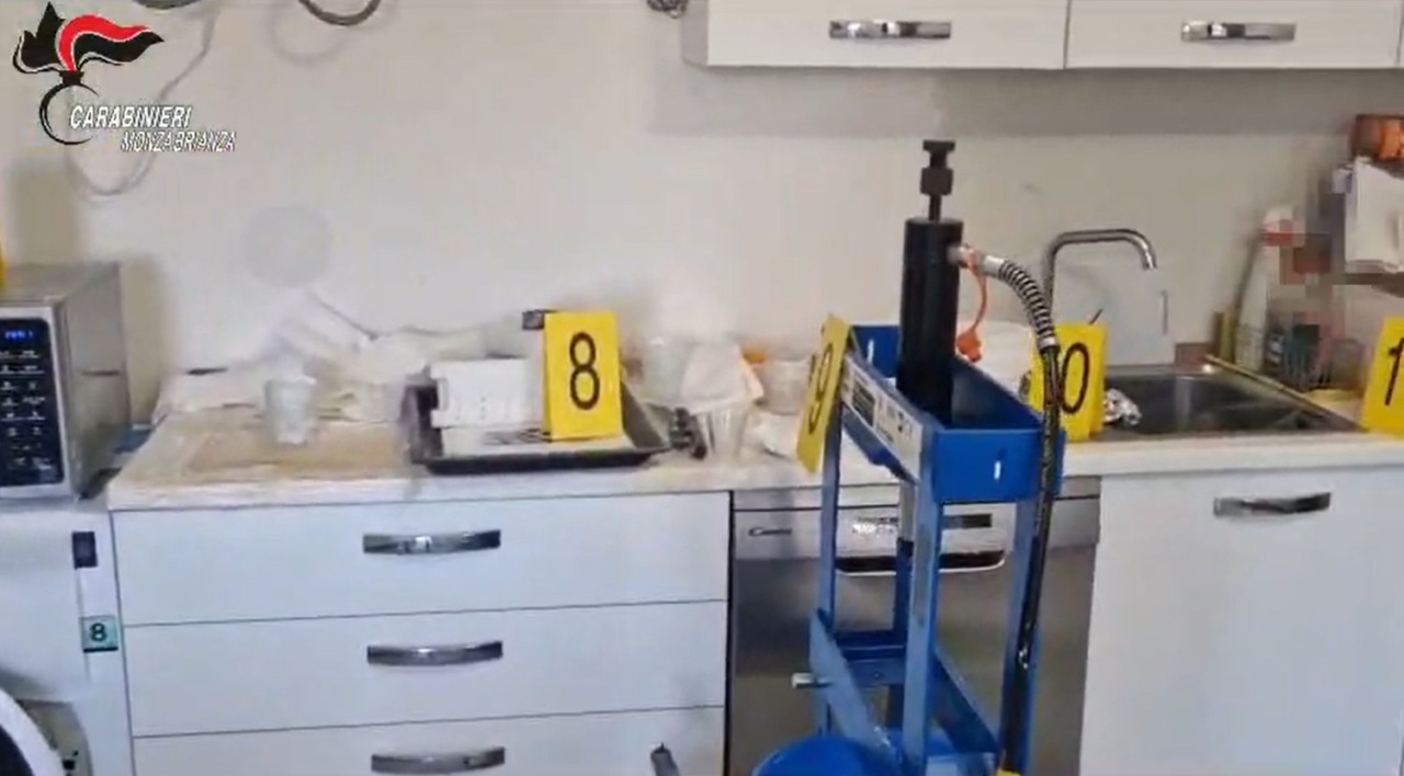 Scoperto un laboratorio di droga a Giussano: due albanesi arrestati
